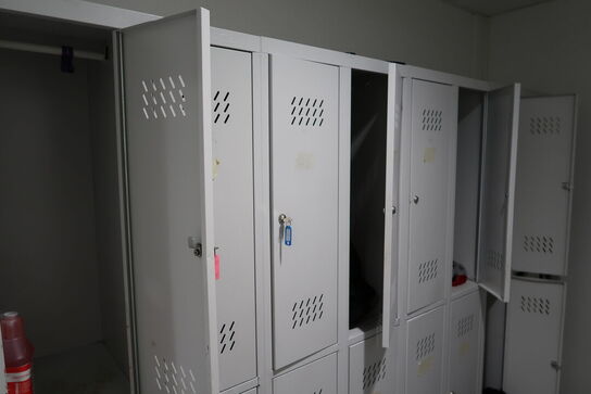 Omklædningsskabe samt div. Køkkenudstyr m.m.