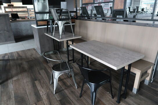 2 stk. borde med 4 stk. stole samt bænk