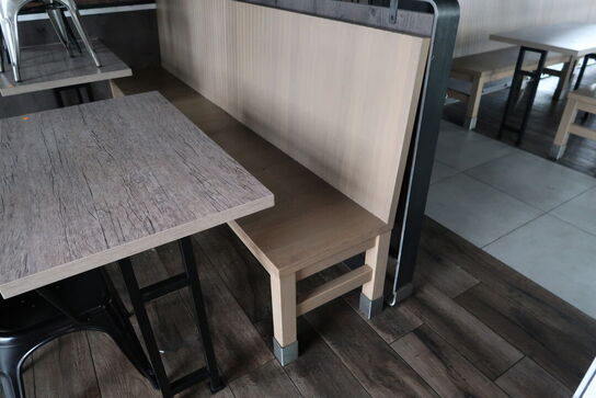 2 stk. borde med 4 stk. stole samt bænk