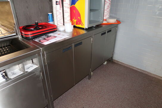 Rustfri stålbord med indhold (køleskab medfølger ikke)