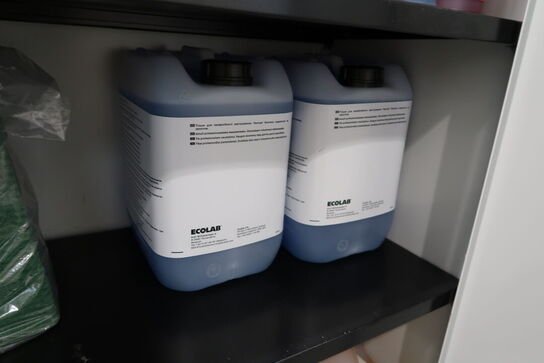 Stålskab med div. Rengøringsmidler