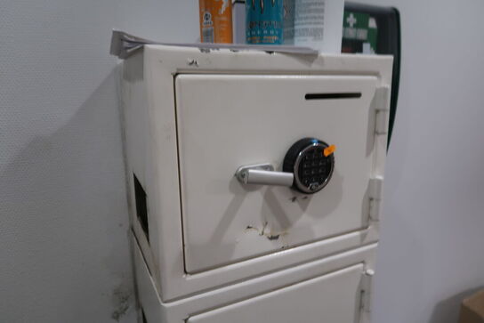 Pengeskab (skåret hul i siden)