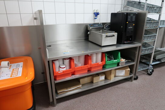 Rustfri stålbord med indhold (maskiner medfølger ikke)