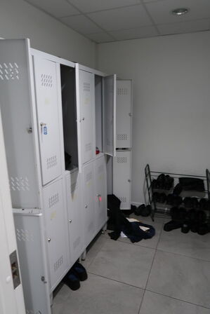 Omklædningsskabe samt div. Køkkenudstyr m.m.