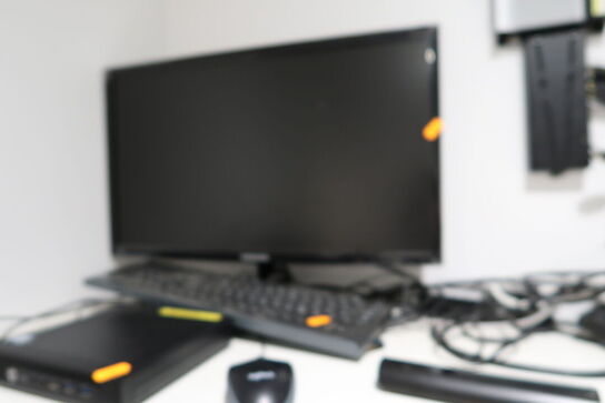 Computerskærm SAMSUNG S22E450 med computer HP MP9 med tastatur og mus