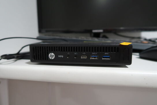 Computerskærm SAMSUNG S22E450 med computer HP MP9 med tastatur og mus