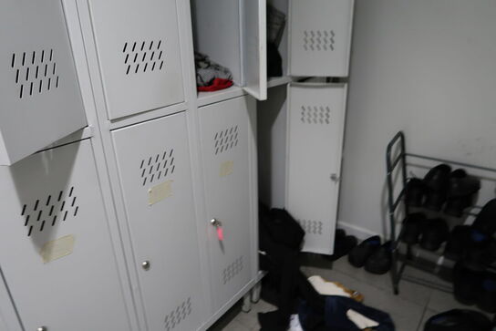 Omklædningsskabe samt div. Køkkenudstyr m.m.