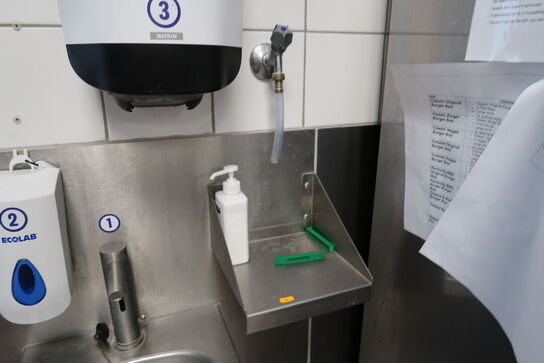 Vaskestation, papirdispenser, sæbedispenser m.m.