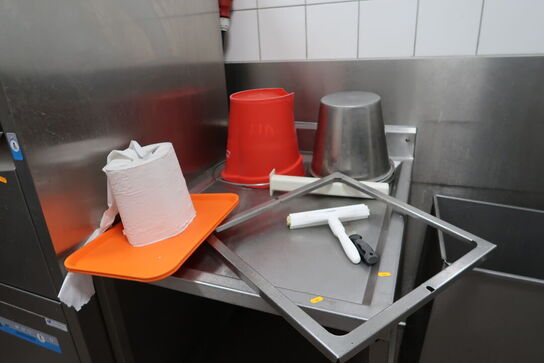 Rustfri stålbord med indhold