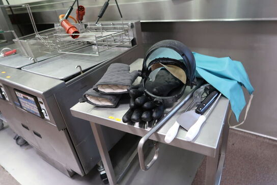 Rustfri stålbord med indhold