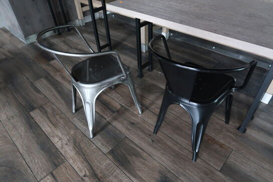 2 stk. borde med 4 stk. stole samt bænk