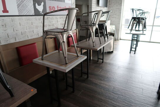 3 stk. borde, 5 stk. stole samt bænk