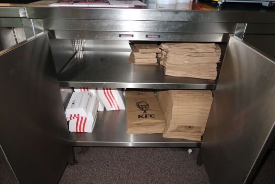 Rustfri stålbord med indhold (køleskab medfølger ikke)