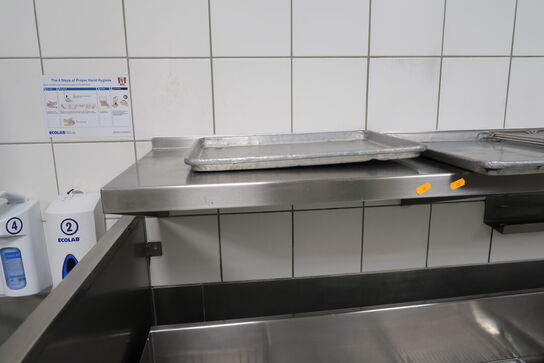 Rustfri stålhylde med indhold