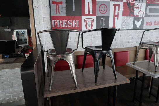 3 stk. borde, 5 stk. stole samt bænk