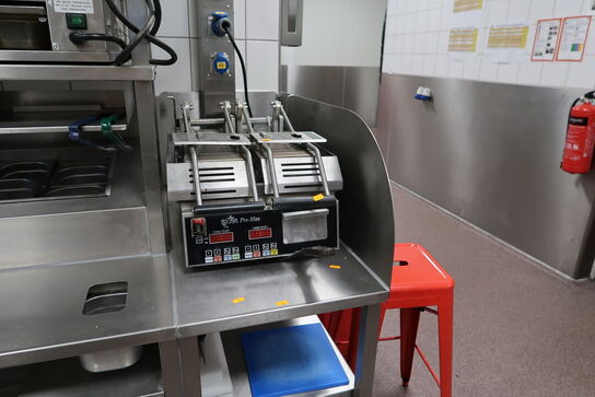 Rustfri stålbord med indhold (paninigrill og grøntsagsskærer medfølger ikke)