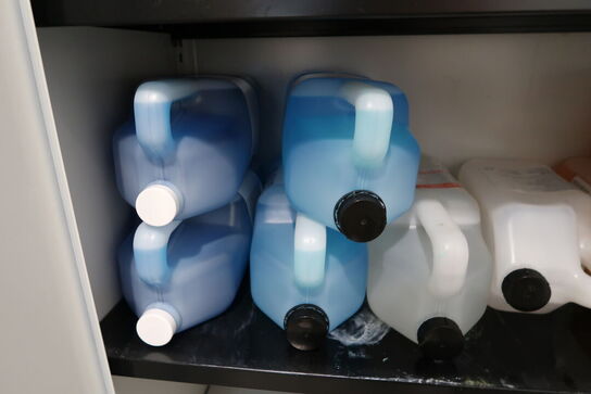 Stålskab med div. Rengøringsmidler