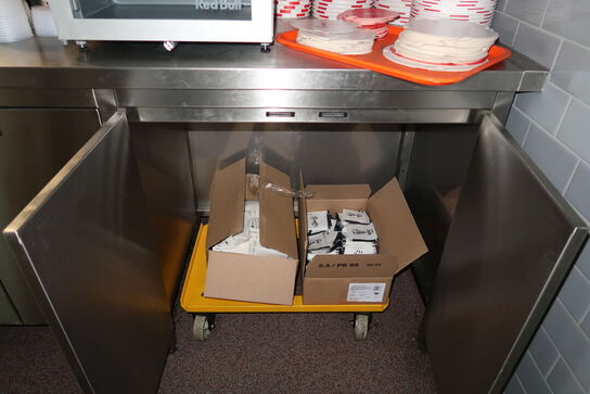 Rustfri stålbord med indhold (køleskab medfølger ikke)