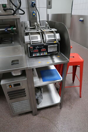 Rustfri stålbord med indhold (paninigrill og grøntsagsskærer medfølger ikke)