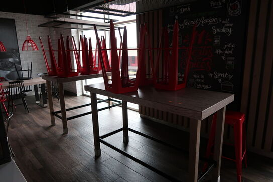 2 stk. barborde med 10 stk. barstole