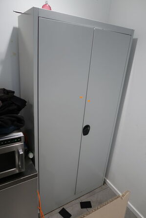 Stålskab med div. Rengøringsmidler