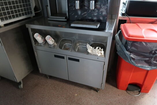 Rustfri stålbord med indhold (maskiner medfølger ikke)