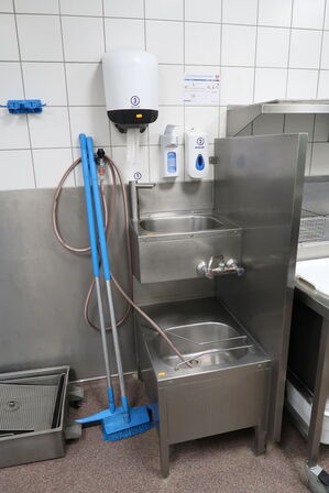 Vaskestation, papirdispenser, sæbedispenser m.m.