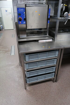 Rustfri opbevaringsbord med indhold (brødrister medfølger ikke)