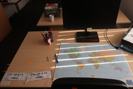 El. hæve/sænke skrivebord med indhold samt kontorstol