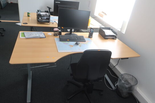 El. hæve/sænke skrivebord med indhold samt kontorstol