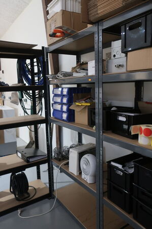 3 stk. lagerreoler med indhold