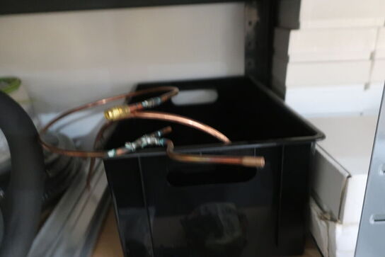 3 stk. lagerreoler med indhold