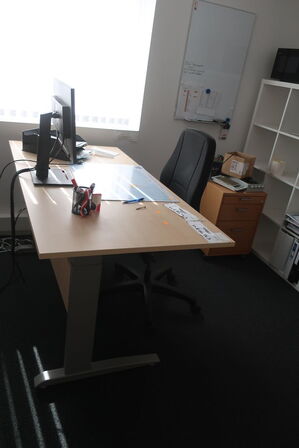 El. hæve/sænke skrivebord med indhold samt kontorstol