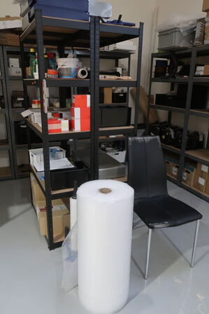 2 stk. lagerreoler med indhold