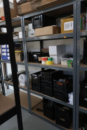 3 stk. lagerreoler med indhold