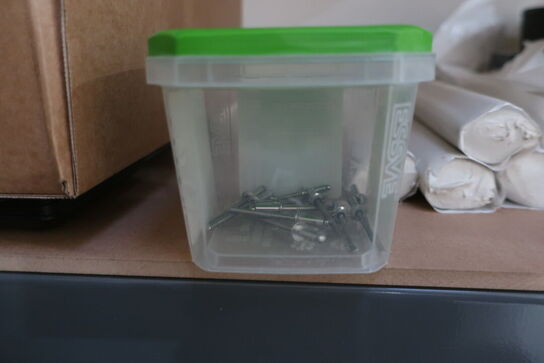 3 stk. lagerreoler med indhold