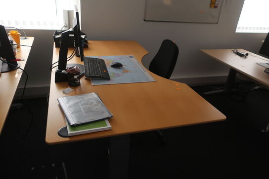 El. hæve/sænke skrivebord med indhold samt kontorstol