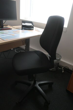 El. hæve/sænke skrivebord med indhold samt kontorstol