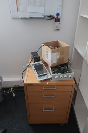 El. hæve/sænke skrivebord med indhold samt kontorstol