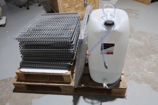 Palle med hylder til køle/fryseskabe samt dunk