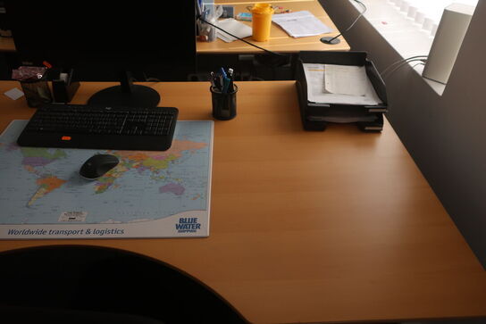 El. hæve/sænke skrivebord med indhold samt kontorstol