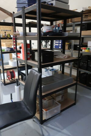 2 stk. lagerreoler med indhold