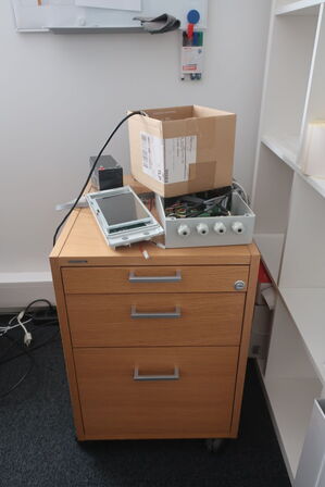 El. hæve/sænke skrivebord med indhold samt kontorstol