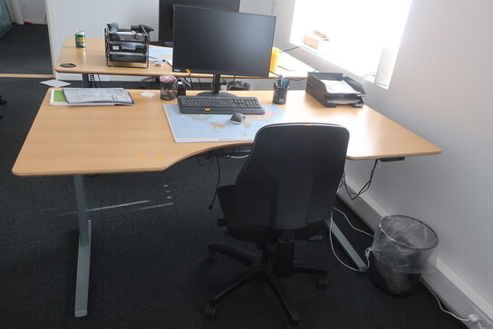 El. hæve/sænke skrivebord med indhold samt kontorstol