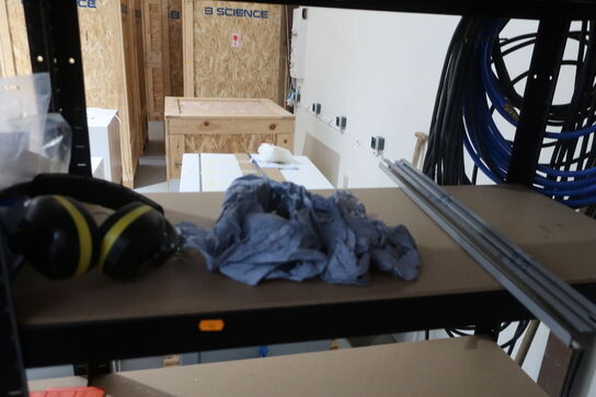 2 stk. lagerreoler med div. Værktøj m.m.