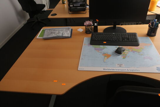 El. hæve/sænke skrivebord med indhold samt kontorstol