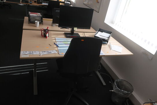 El. hæve/sænke skrivebord med indhold samt kontorstol