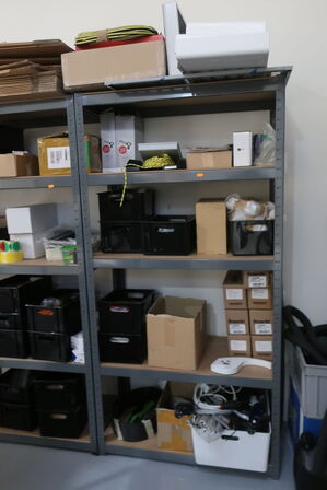 3 stk. lagerreoler med indhold