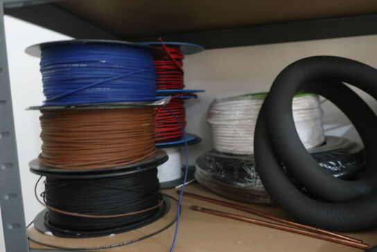 3 stk. lagerreoler med indhold