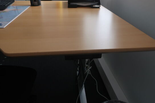 El. hæve/sænke skrivebord med indhold samt kontorstol